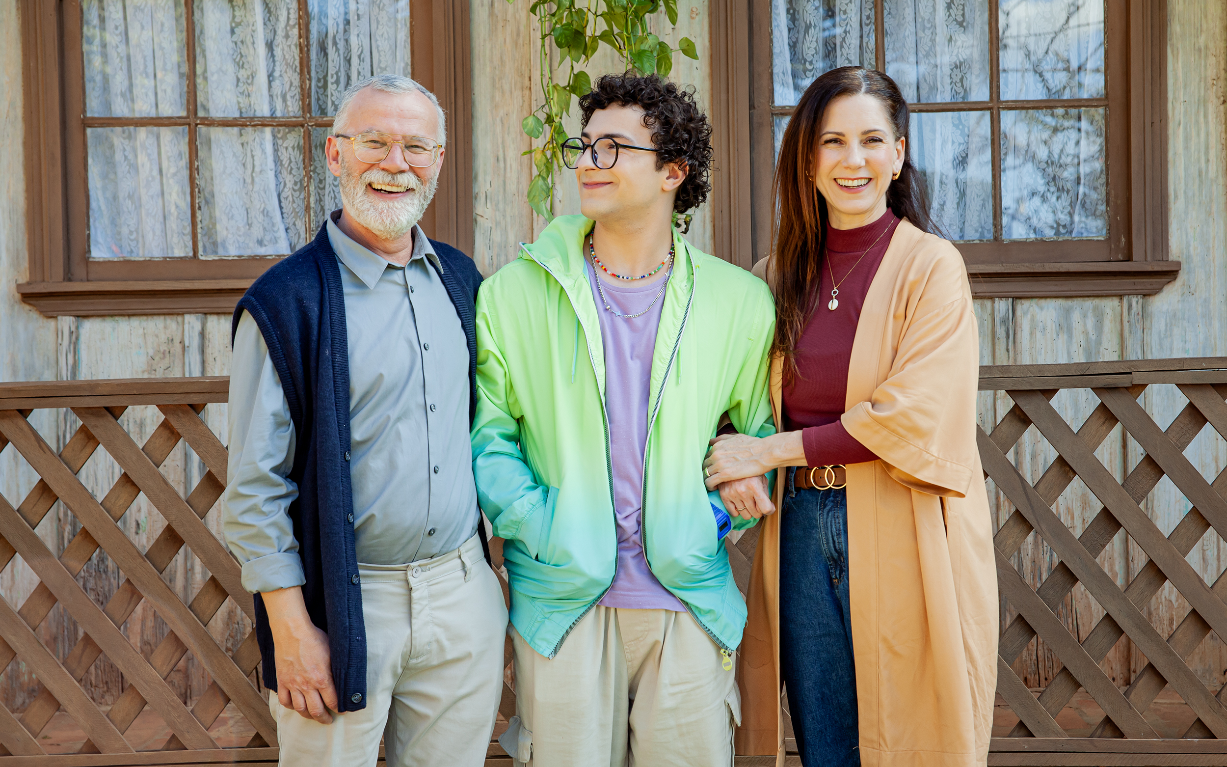 Cena do filme - Avô e neto no sofá